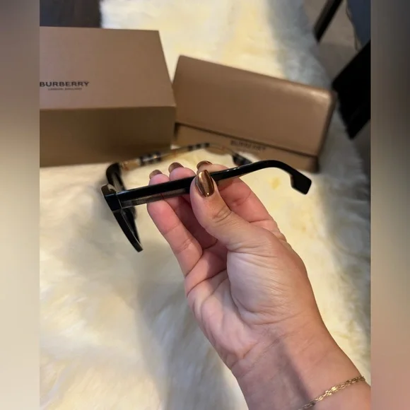 Burberry Elsa Sunglasses Black Light Grey Gradient Print display picture 1